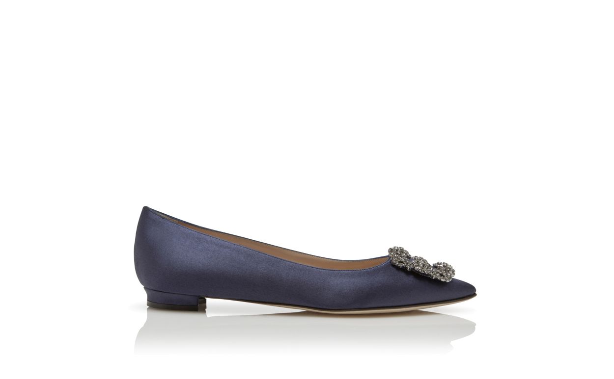 Sapatos planos de cetim azul-marinho com fivela de joia