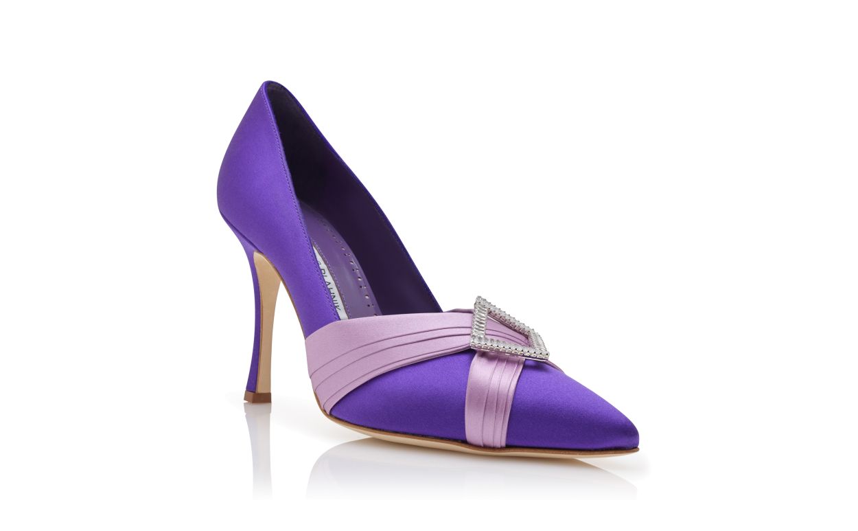 Sapatilhas de cetim roxo com detalhes em pregas