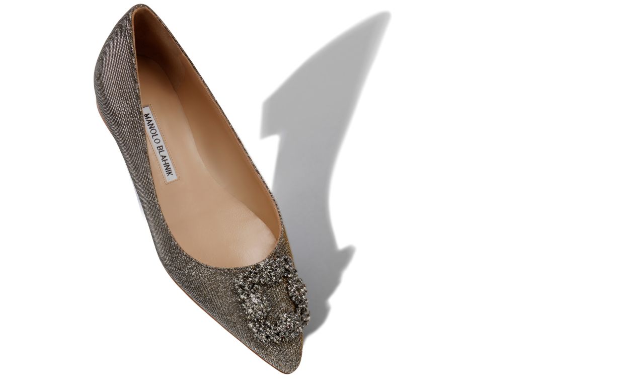 Sapatos planos com fivela de joia em tecido brilhante dourado escuro