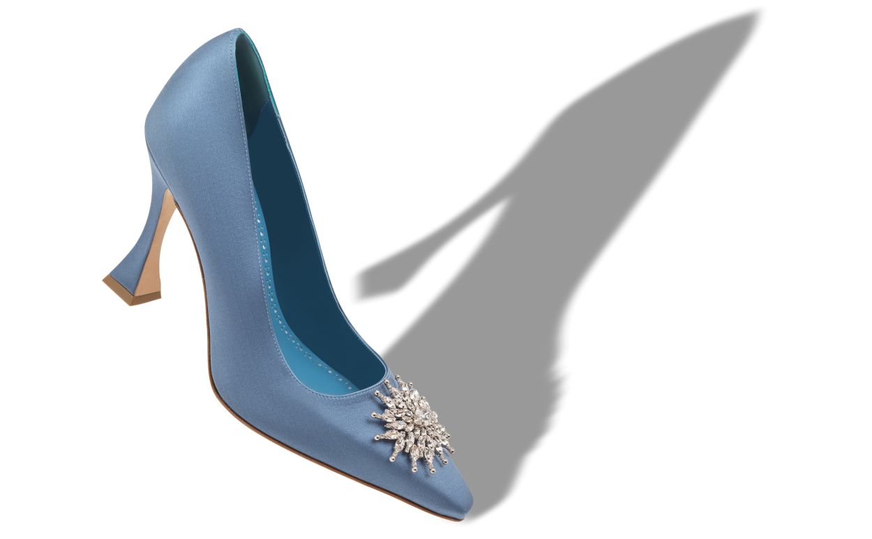 Sapatilhas de cetim azul com detalhes em cristal