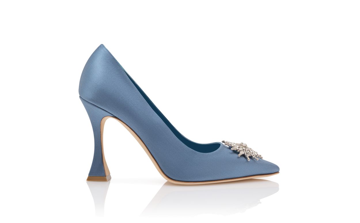 Sapatilhas de cetim azul com detalhes em cristal