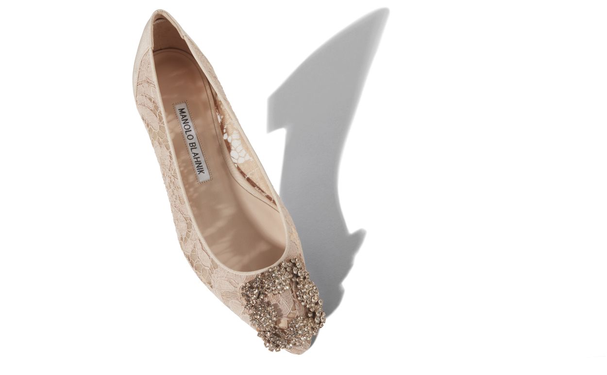 Sapatos planos de cetim rosa champagne com fivela de joia em renda