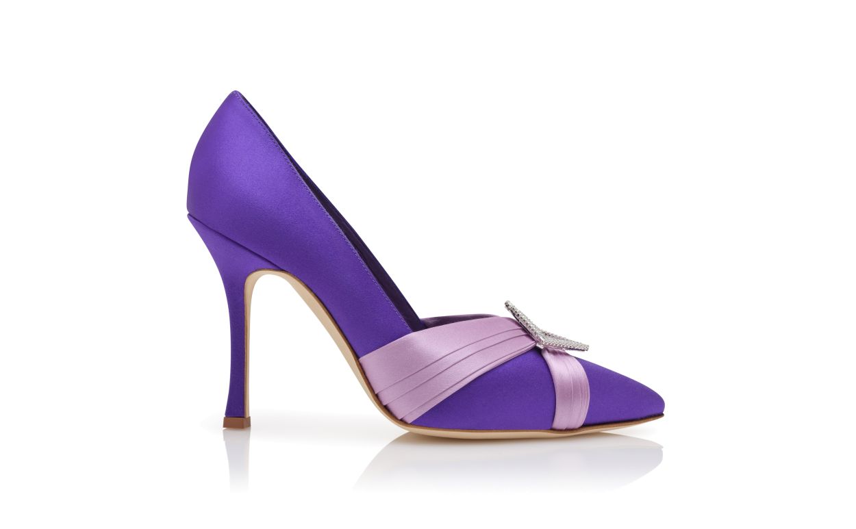 Sapatilhas de cetim roxo com detalhes em pregas