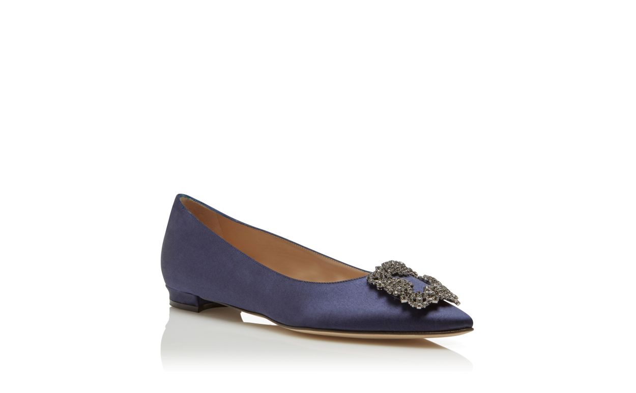 Sapatos planos de cetim azul-marinho com fivela de joia