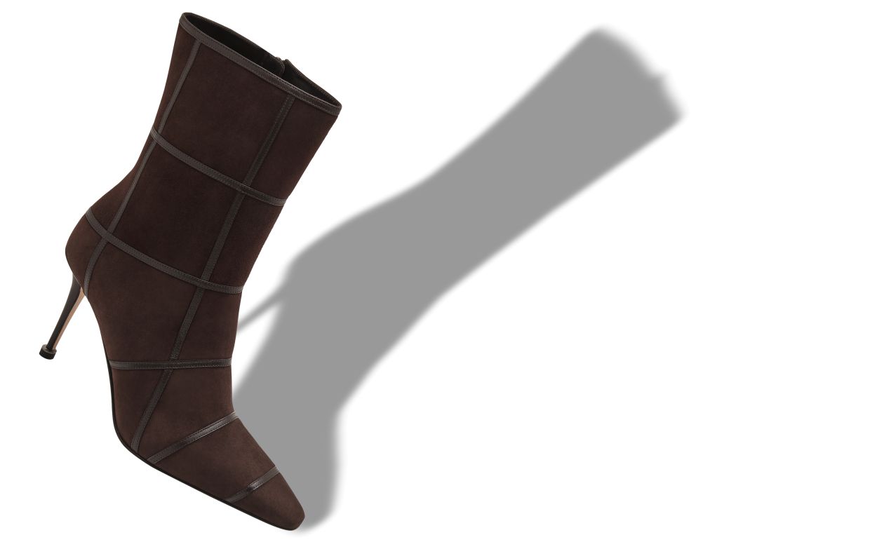 Botas Ankle de Couro de Carneiro Marrom Escuro com Detalhe de Cruzamento