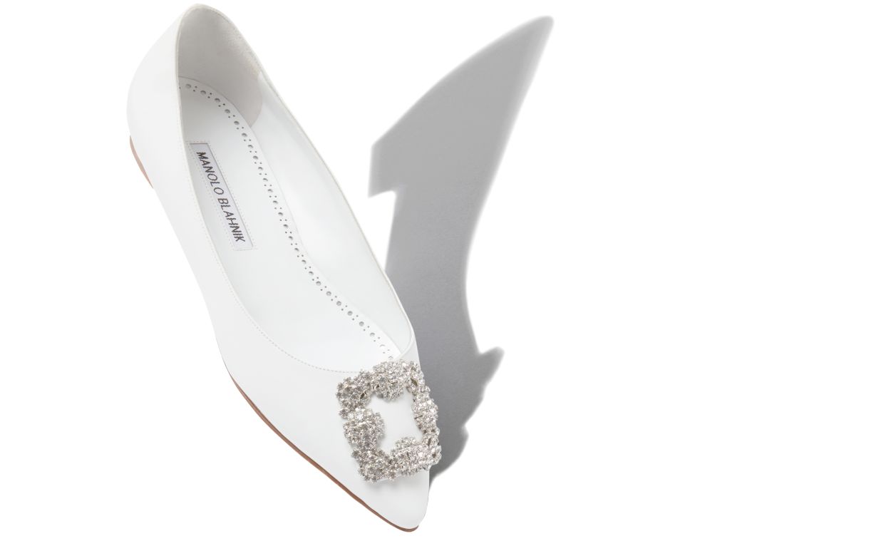Sapatos planos de couro de vitela branco com fivela de joias