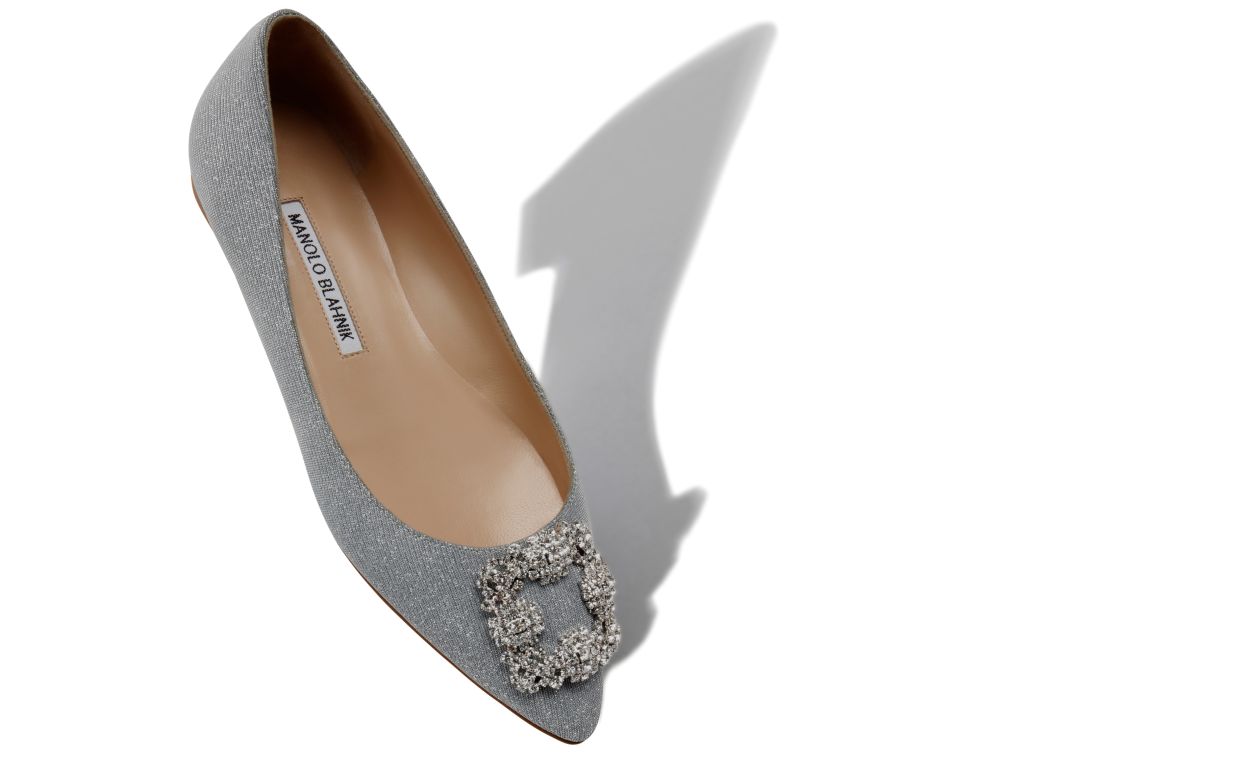 Sapatos planos com fivela de joia em tecido prateado brilhante