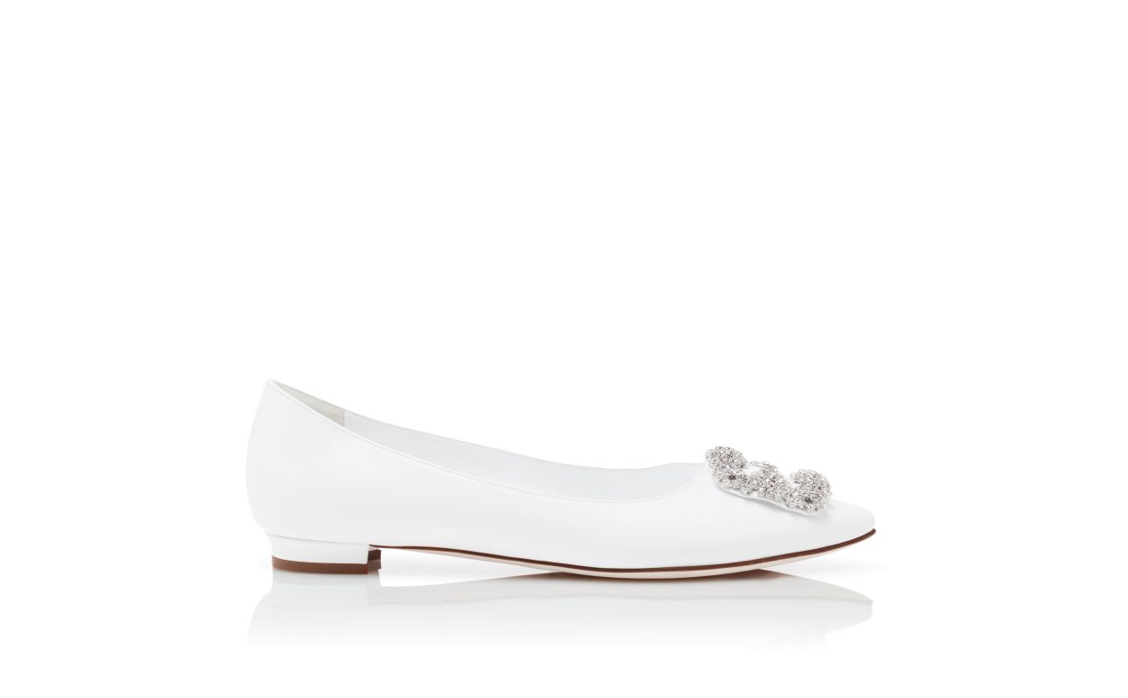 Sapatos planos de couro de vitela branco com fivela de joias