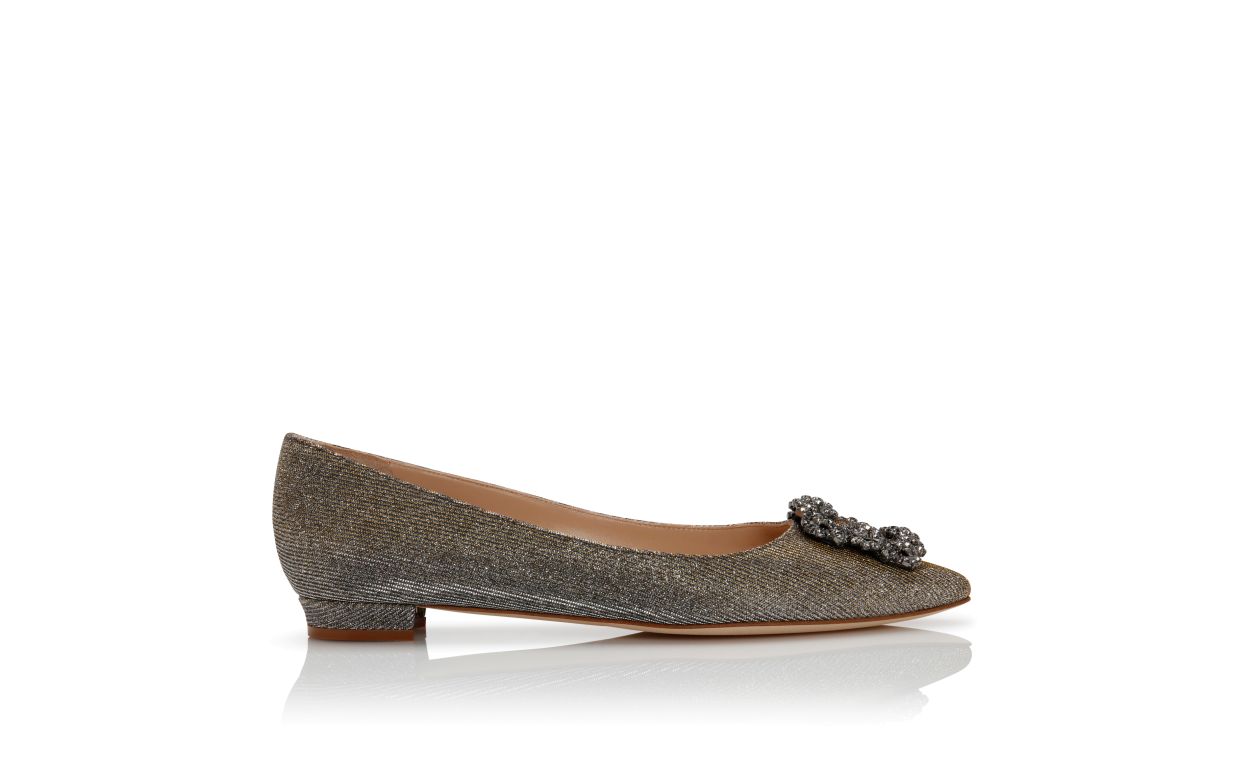Sapatos planos com fivela de joia em tecido brilhante dourado escuro