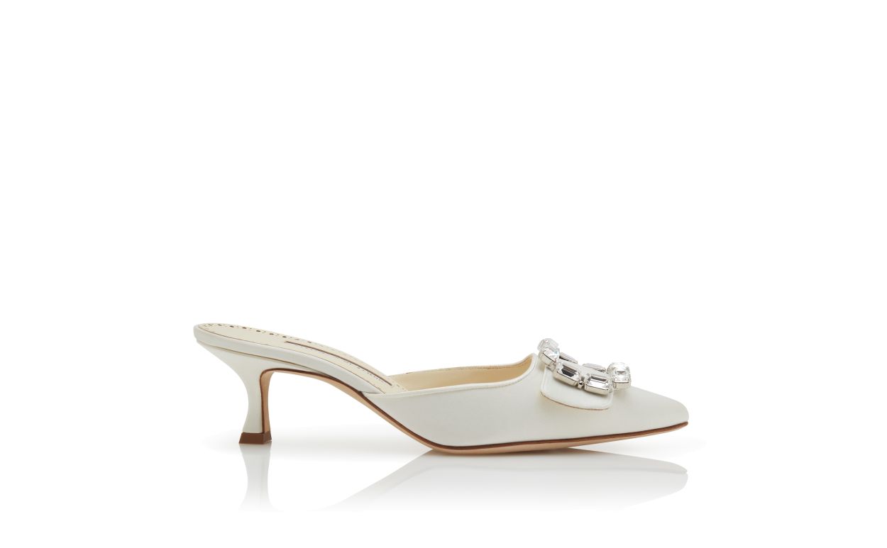 Mules de cetim creme com fivela de cristal