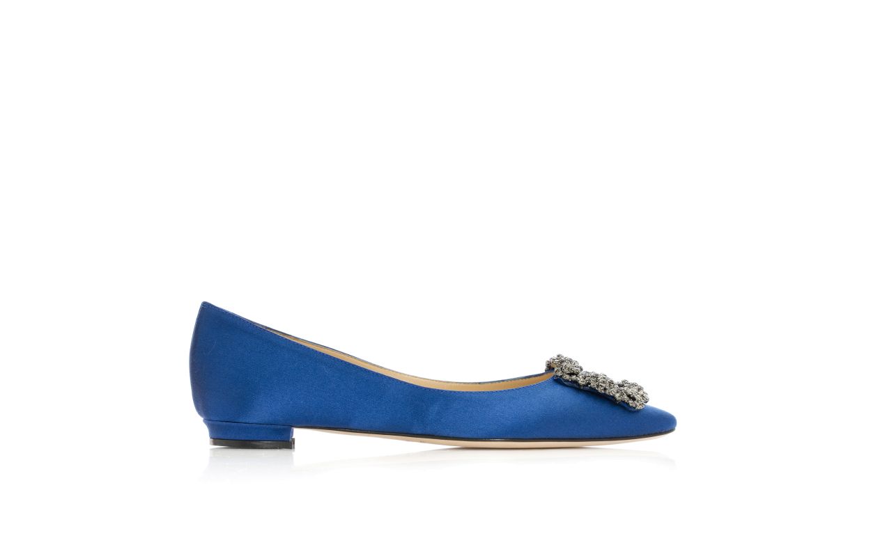 Sapatos planos de cetim azul com fivela de joia