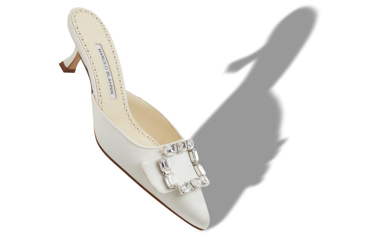 Mules de cetim creme com fivela de cristal