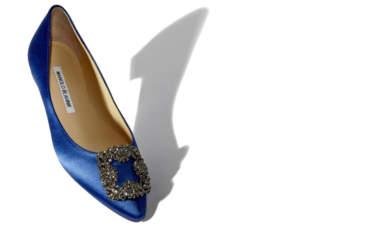 Sapatos planos de cetim azul com fivela de joia