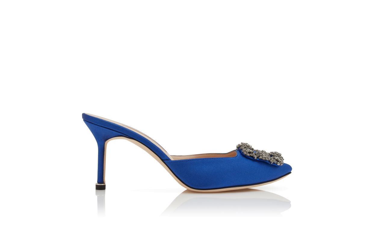 Mules de cetim azul com fivela de joias