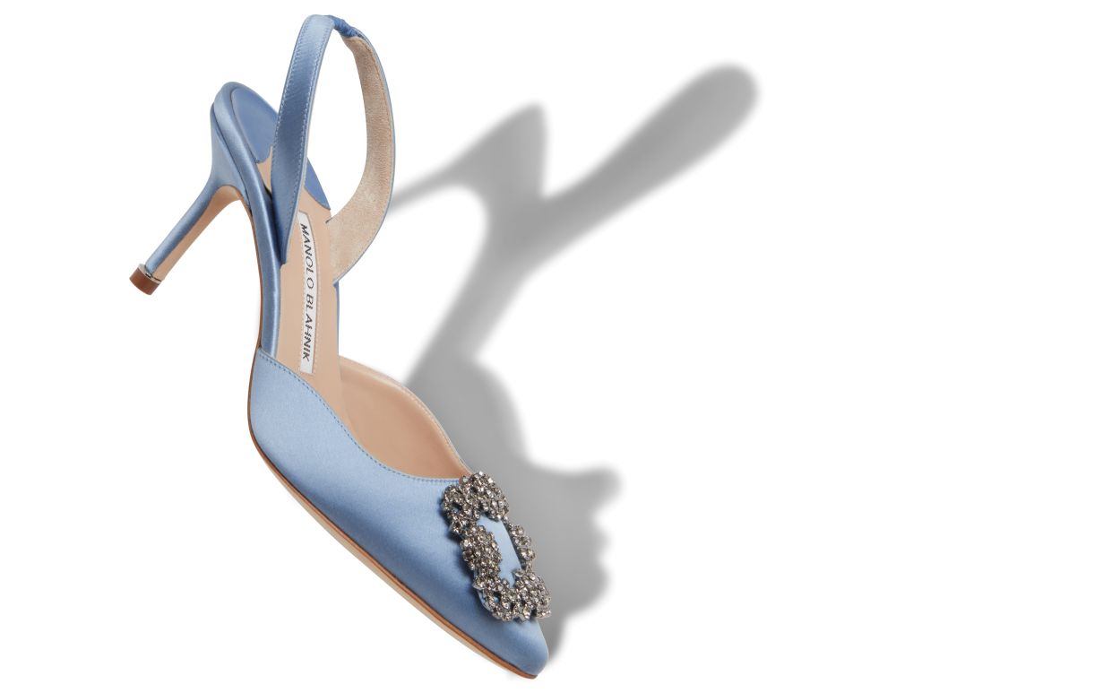Sapatilhas Slingback de cetim azul claro com fivela de joia